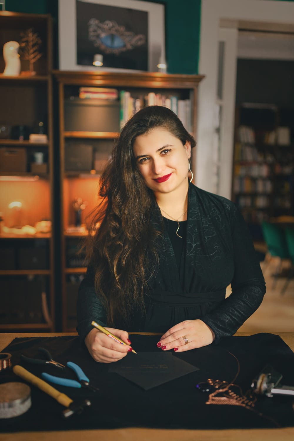 Anna Benešová u pracovního stolu